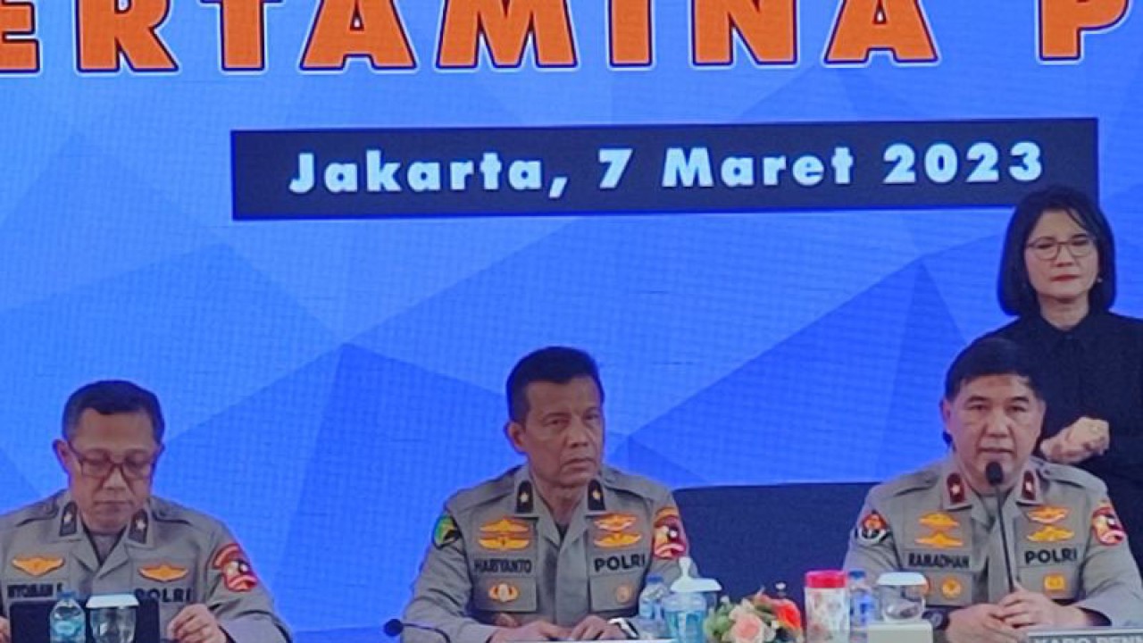 Karo Penmas Divisi Humas Polri Brigjen Pol Ahmad Ramadhan (kanan) didampingi oleh Karumkit Polri Brigjen Pol Hariyanto (kiri) dan Karo Dokpol Pusdokkes Polri Brigjen Nyoman Eddy (paling kiri) saat memberikan keterangan pers terkait identifikasi jenazah korban kebakaran, di RS Polri Kramat Jati, Jakarta Timur, Selasa (7/3/2023). ANTARA/Syaiful Hakim