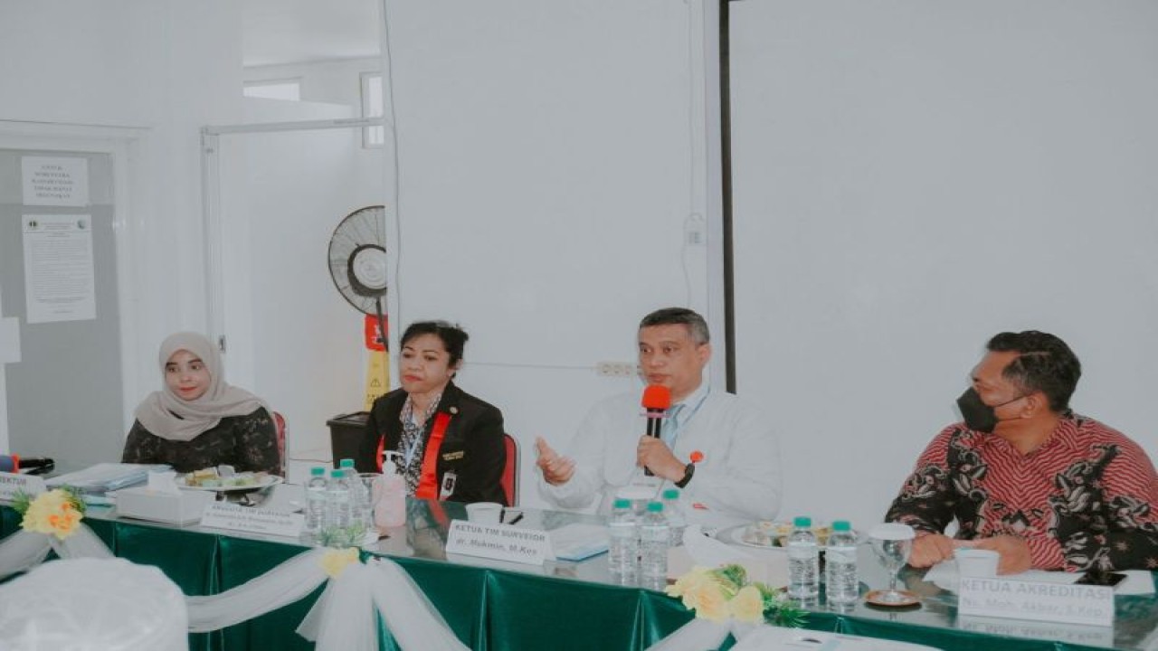 Ketua Tim Surveior KARS dr Mukmin, M.Kes, didampingi dr Cinderella Rieuwpassa, Sp.OG, M.H.FISQua. dari KARS melakukan visitasi untuk akreditasi Rumah Sakit Umum (RSU) Sis Aljufri. (ANTARA/HO-Dok RSU Sis Aljufri)