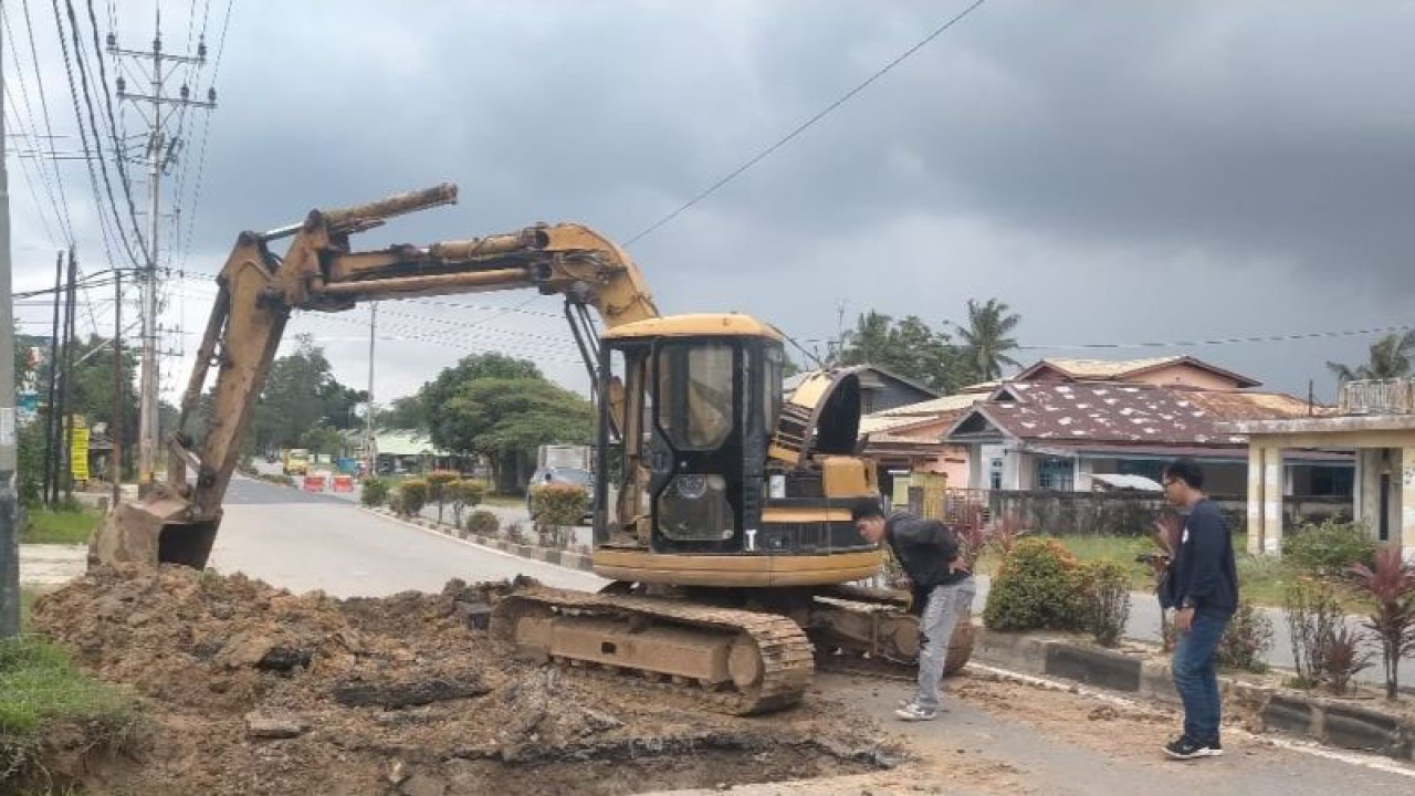 Kondisi ruas jalan Raya Pasir Panjang, Kelurahan Sedau, Kecamatan Singkawang Selatan yang berstatus Jalan Nasional tepatnya di depan Restoran Dayang Resort dan Mako Rindam XII/TPR saat ini mengalami kerusakan yang cukup parah.  (ANTARA/Rudi)