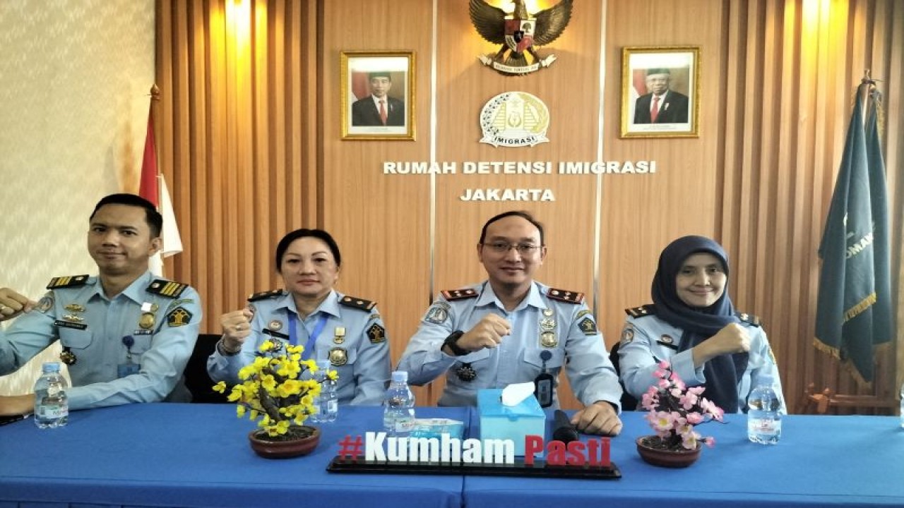 Kepala Rudenim DKI Jakarta, Dimas Pramudito, (dua dari kanan) saat ditemui di Rudenim Jakarta, Kalideres, Jakarta Barat, Jumat (17/3/2023) (ANTARA / Walda)