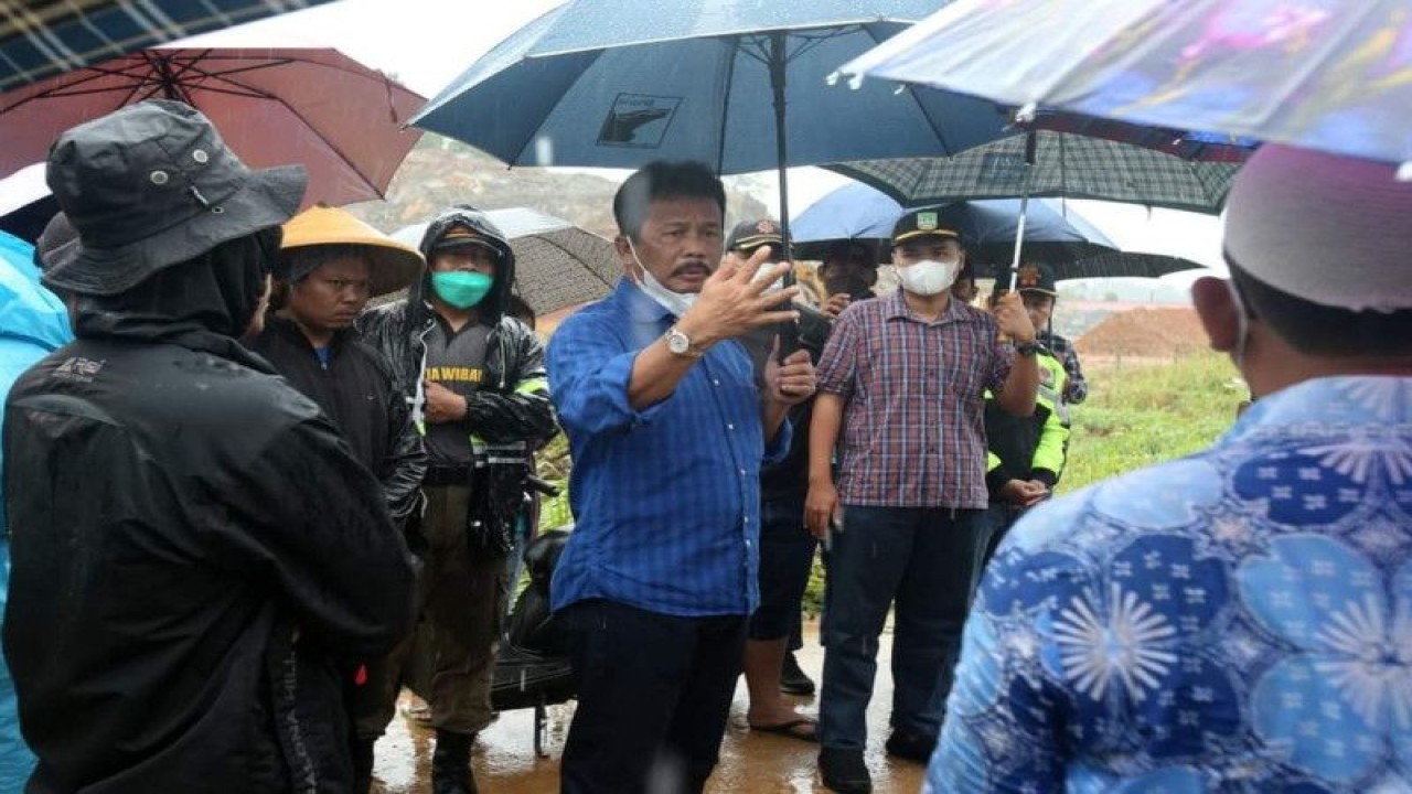 Wali Kota Batam Muhammad Rudi meninjau lokasi rawan banjir di Kota Batam beberapa waktu lalu. (ANTARA/HO-Pemkot Batam)
