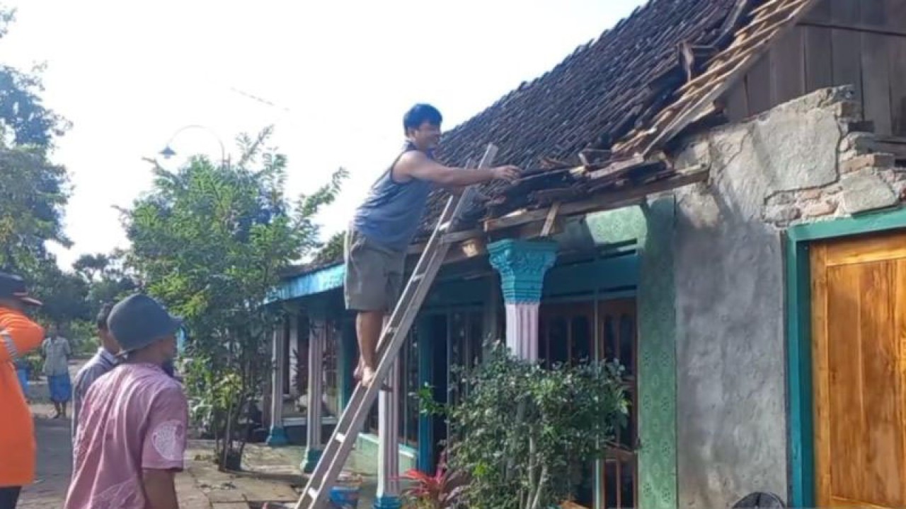 Sejumlah petugas membantu warga membetulkan rumah yang terdampak angin puting beliung di Desa Sidomulyo, Kecamatan Wonoasri, Kabupaten Madiun, Jatim, Senin(6/3/2023). ANTARA/Louis Rika