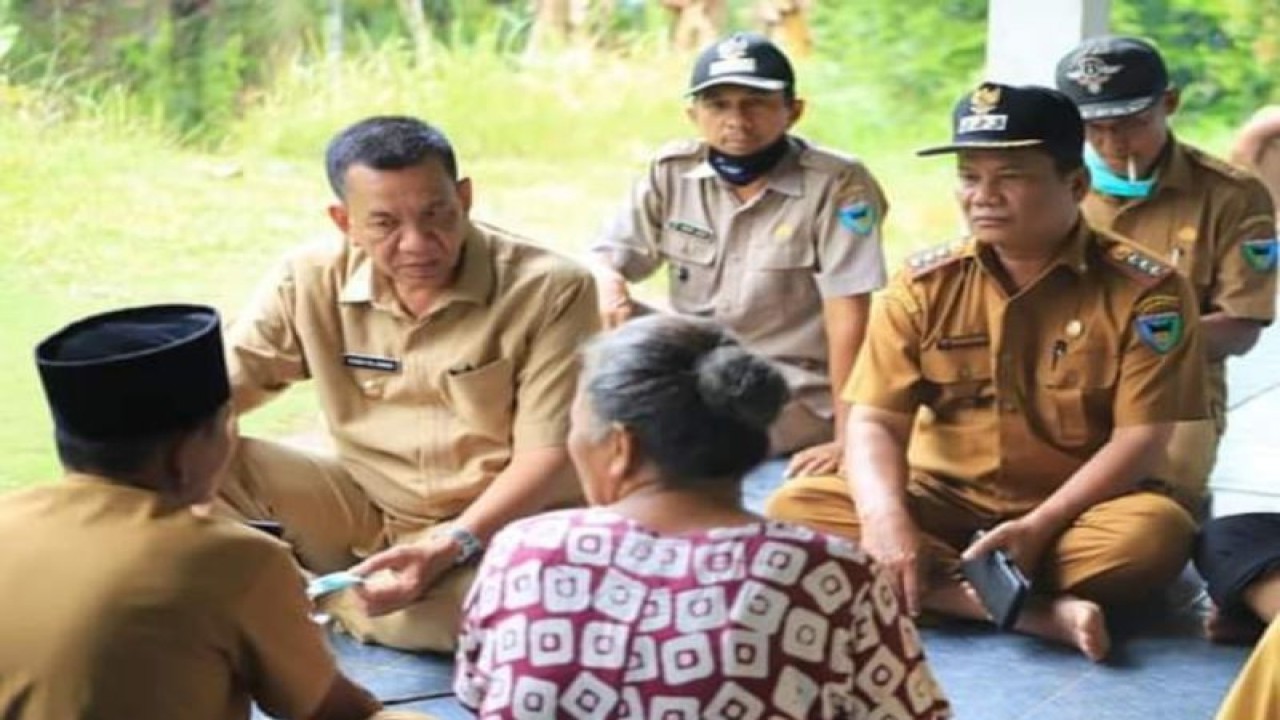 Bupati Pesisir Selatan, Rusma Yul Anwar beraudiensi dengan salah seorang warga ketika kunjungan kerjanya ke salah satu kecamatan. ANTARA/Teddy Setiawan