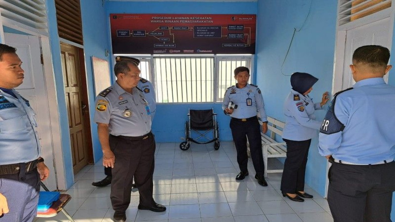 Kepala Kemenkumham Sulbar, Parlindungan SH MH, mengunjungi sejumlah rutan di Sulbar untuk memantau kondisi napi yang menjadi warga binaan rutan di bulan ramadhan di Mamuju, Senin (27/3/2023) ANTARA Foto/M Faisal Hanapi