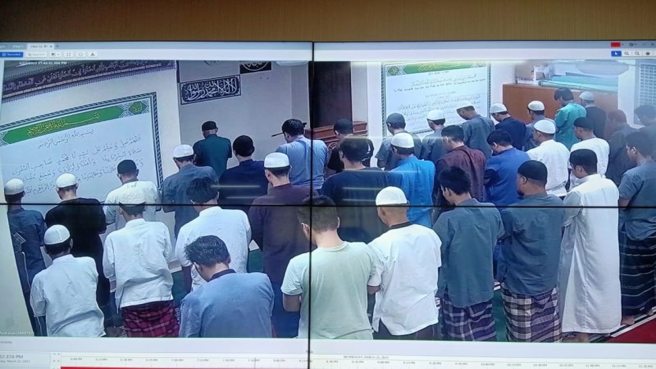 Suasana warga binaan dan tahanan Rutan Bareskrim Polri mengadakan Shalat Tarawih berjamaah di Rutan Bareskrim, Mabes Polri, Jakarta, Kamis (23/3/2023). (ANTARA/HO-Rutan Bareskrim Polri)