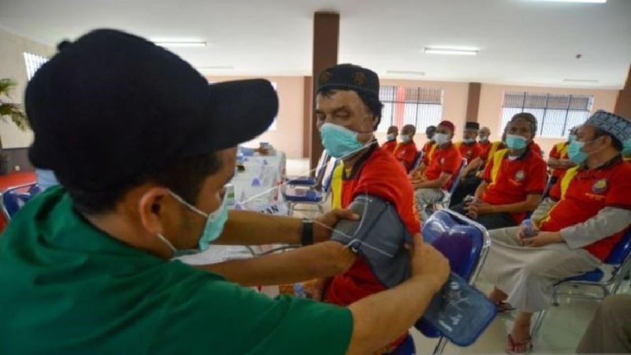 Tim medis memeriksa kesehatan warga binaan pemasyarakatan saat digelarnya Posyandu Lansia di Rumah Tahanan (Rutan) kelas II B Anak Air, Padang, Sumatera Barat, Selasa (7/3/2023). Rutan Kelas II B Anak Air Padang menggelar posyandu lansia sebagai inovasi pelayanan kesehatan bagi warga binaan pemasyarakatan yang berusia 60 tahun ke atas. ANTARA FOTO/Iggoy el Fitra/YU