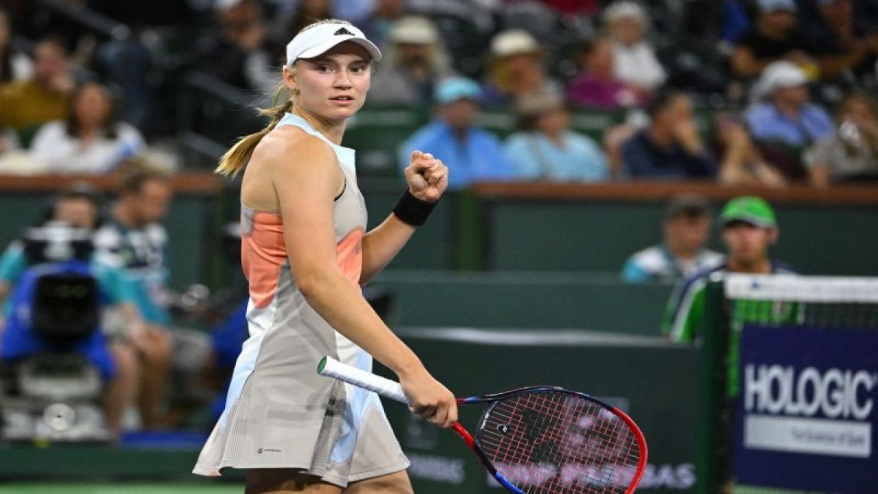 Petenis Kazakhstan Elena Rybakina bereaksi setelah match point saat dia mengalahkan petenis Polandia Iga Swiatek pada semifinal BNP Paribas Open di Indian Wells Tennis Garden, California, AS, Jumat (17/3/2023). (ANTARA/REUTERS/USA TODAY SPORTS/Jayne Kamin)
