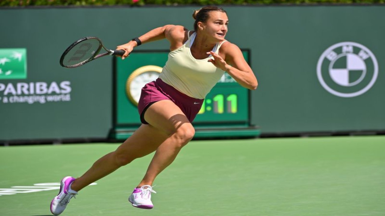 Aryna Sabalenka melakukan pukulan saat dia mengalahkan petenis Amerika Coco Gauff di perempat final BNP Paribas Open di Indian Wells Tennis Garden, California, AS, Rabu (15/3/2023). (ANTARA/REUTERS/USA TODAY SPORTS/Jayne Kamin)