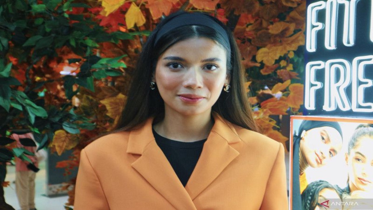 Selebriti Sabrina Chairunnisa ditemui di Jakarta, Jumat (24/3). (ANTARA/Pamela Sakina)