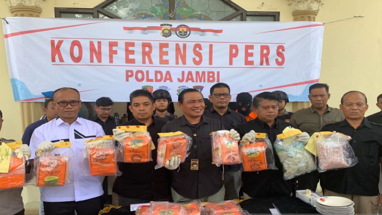 Konferensi pers Ditresnarkoba Polda Jambi gagalkan peredaran 14 kilogram sabu, Selasa (21/3/2023). (ANTARA/Tuyani)