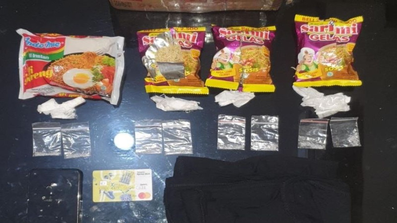 Sejumlah barang bukti berupa sabu-sabu yang ditemukan dari seorang pria di Kota Kupang. ANTARA/Ho-Humas Polda NTT