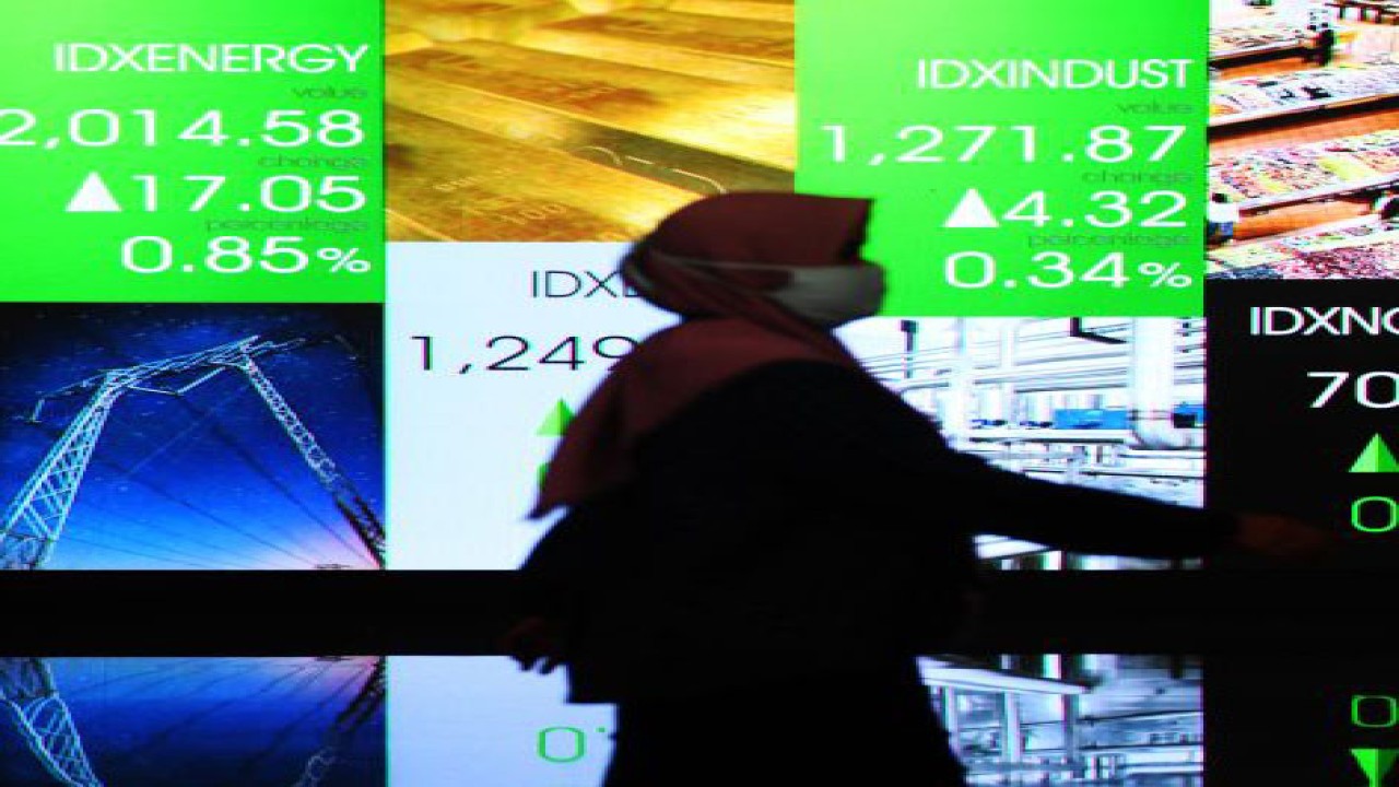 Seorang wanita melintas di depan layar digital pergerakan harga saham di gedung BEI, Jakarta, Selasa (11/10/2022). ANTARA FOTO/Akbar Nugroho Gumay/hp.