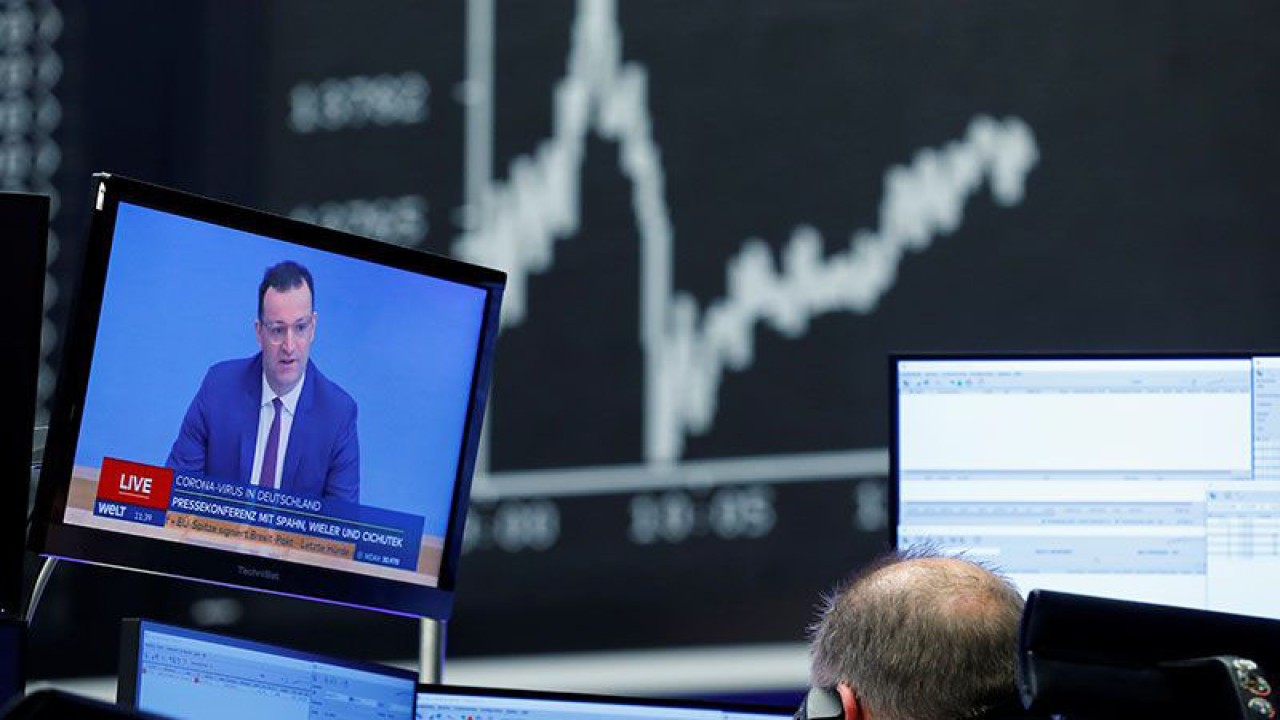 Arsip foto - Sesi perdagangan di bursa saham Frankfurt, di tengah wabah penyakit virus corona (COVID-19), di Frankfurt, Jerman, 30 Desember 2020. ANTARA/REUTERS/Ralph Orlowski/pri. (REUTERS/RALPH ORLOWSKI)