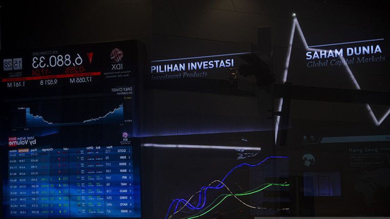 Ilustrasi - Refleksi kaca seorang karyawan berada di dekat layar pergerakan Indeks Harga Saham Gabungan (IHSG) di Bursa Efek Indonesia, Jakarta. ANTARA FOTO/Sigid Kurniawan/YU/aa. (ANTARA FOTO/SIGID KURNIAWAN)