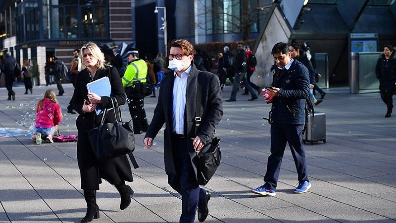 Arsip Foto - Para komuter berjalan melewati Canary Wharf, saat jumlah kasus positif virus korona (COVID-19) semakin meningkat di seluruh dunia dan saham Eropa turun tajam di London, Inggris, Senin (9/3/2020). ANTARA/REUTERS/Dylan Martinez/nz/cfo/am.
