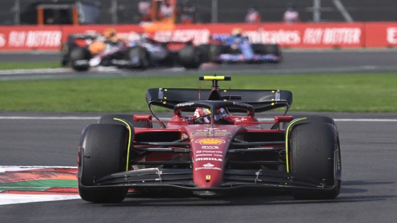 Pebalap Ferrari asal Spanyol Carlos Sainz Jr saat tampil di Grqand Prix ormula 1 Meksiko di Hermanos Rodriguez racetrack, Mexico City, pada 30 Oktober 2022. (Photo by Rodrigo ARANGUA / AFP) (AFP/RODRIGO ARANGUA)