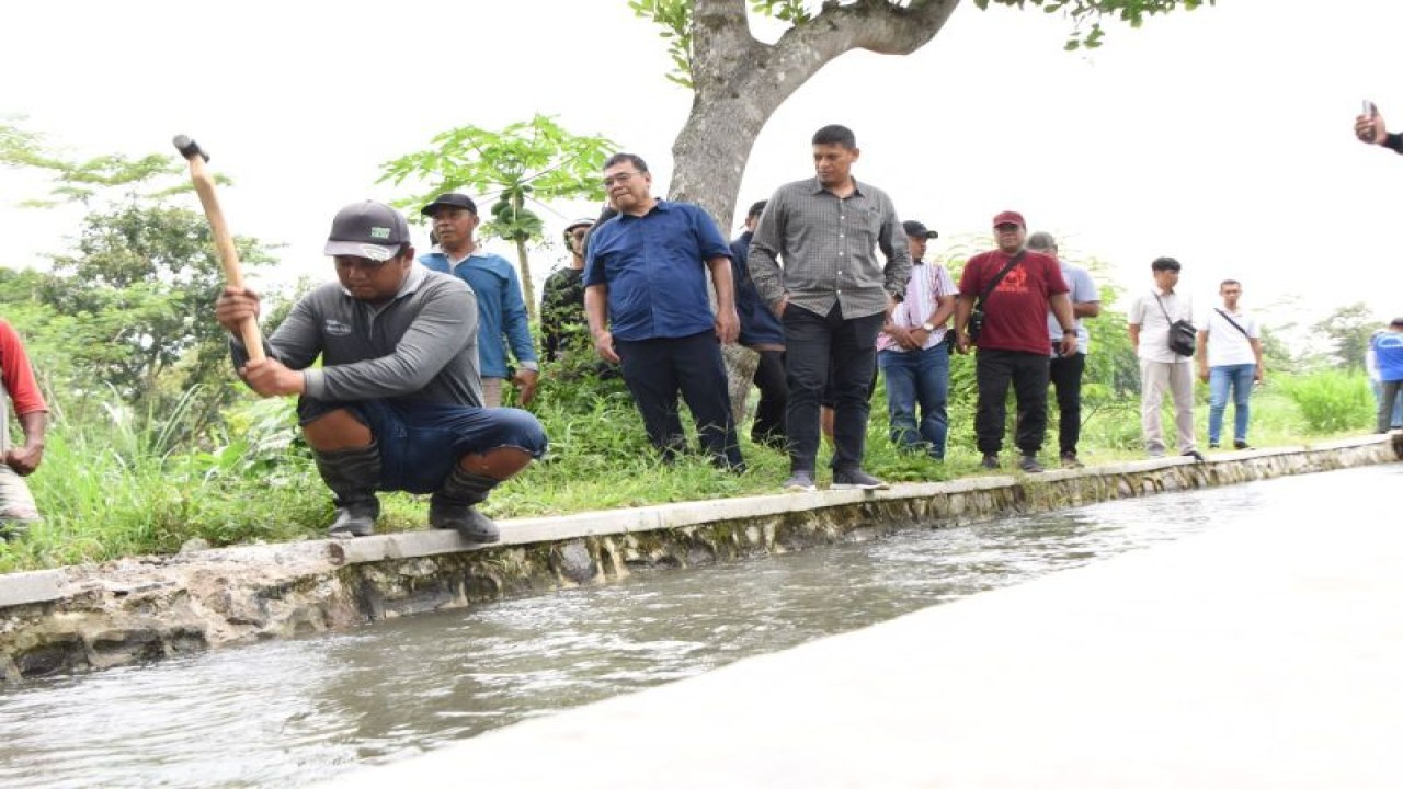Wali Kota Kediri Abdullah Abu Bakar meninjau perbaikan sejumlah saluran air di beberapa titik wilayah Kota Kediri, Jawa Timur, Ahad (26/3/2023). Pengecekan itu sebagai upaya mencegah banjir terjadi lagi. ANTARA/ HO-Pemkot Kediri