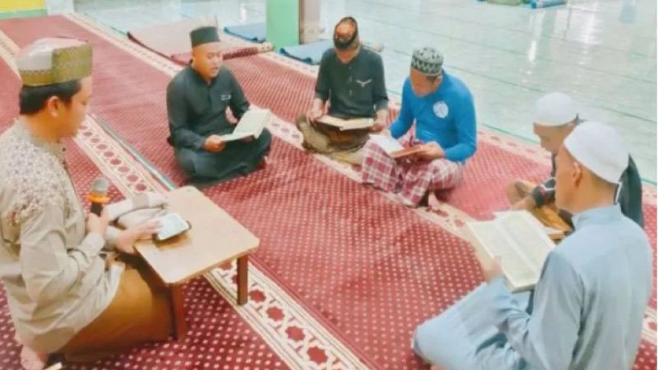 Warga binaan mengikuti tadarus Al Quran di Lapas Narkotika Samarinda. (ANTARA/HO Lapas Narkotika Samarinda)