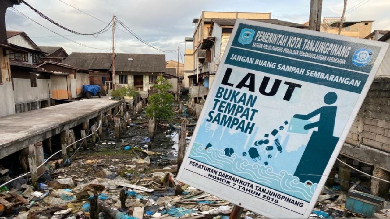 Tumpukan sampah di lingkungan perumahan di daerah pesisir di Pelantar II, Kota Tanjungpinang, Kepulauan Riau. (ANTARA/Nikolas Panama)