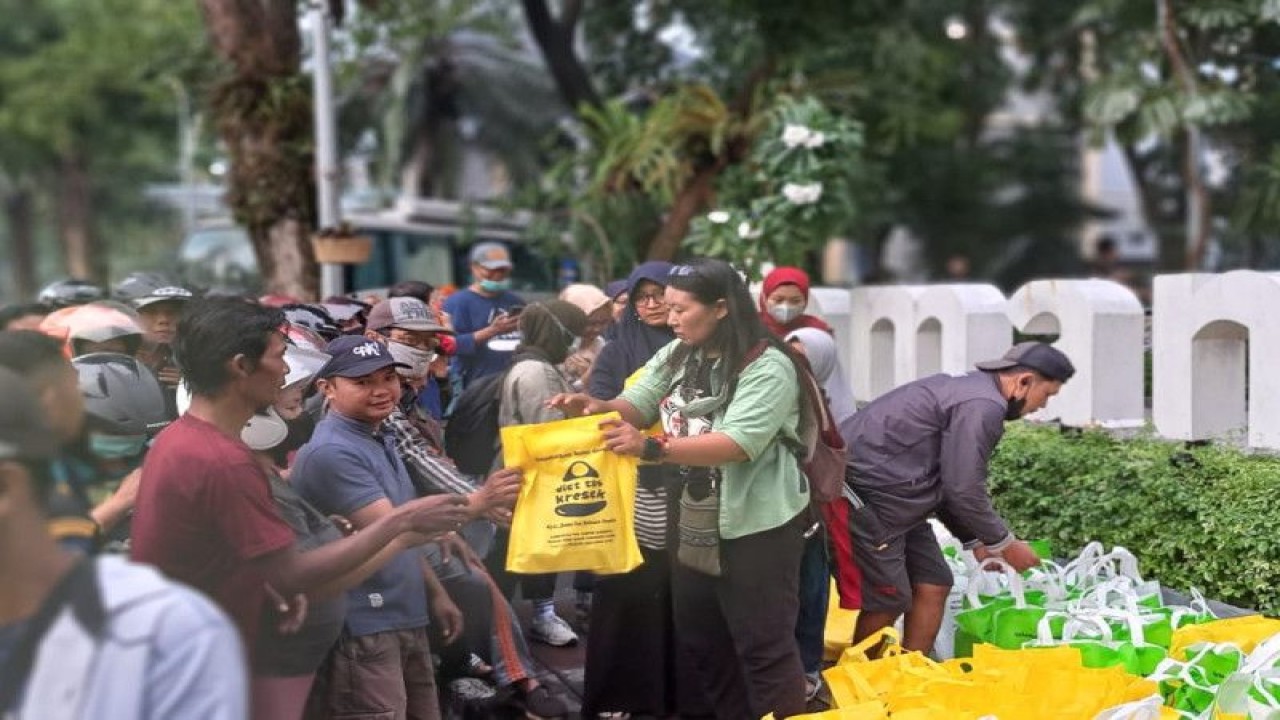 Komunitas Nol Sampah saat kegiatan Bagi Tajil Tanpa Plastik Sekali Pakai secara rutin di Taman Bungkul, Kota Surabaya, Kamis (30/3/2023). (ANTARA/HO-Nol Sampah)