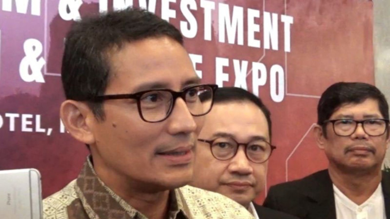 Menteri Pariwisata dan Ekonomi Kreatif (Menparekraf) Sandiaga Salahuddin Uno (kiri) menjawab pertanyaan wartawan disela menghadiri East Indonesia Tourism and Investment Summit 2023 di hotel Claro Makassar, Sulawesi Selatan, Jumat (3/3/2023). ANTARA/Darwin Fatir.