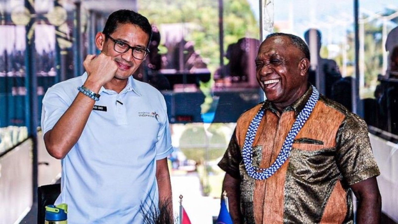 Menteri Pariwisata dan Ekonomi Kreatif Sandiaga Uno melakukan pertemuan dengan Kepala Administrator Pos Lintas Batas Negara (PLBN) Skouw Yan Numberi di Ruang Rapat PLBN Skouw, Jayapura, Papua, Selasa (21/3/2023). ANTARA/HO-Humas Kemenparekraf.