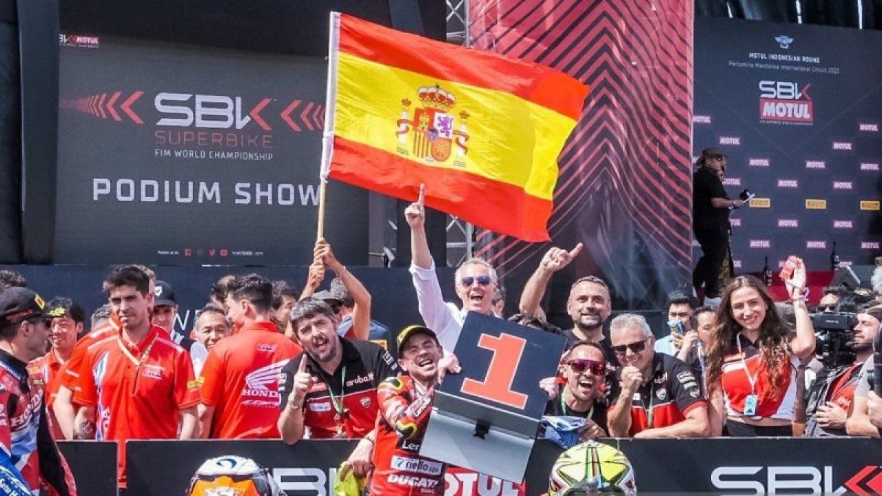 Pembalap Ducati asal Spanyol Alvaro Bautista berhasil meraih podium utama pada balapan seri kedua World Superbike 2023, di Pertamina Mandalika International Circuit, NTB, Minggu (5/3/2023). ANTARA/HO-Humas Kemenparekraf.