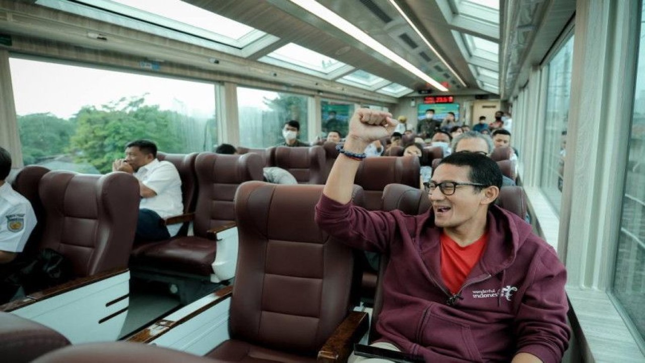 Menteri Pariwisata dan Ekonomi Kreatif Sandiaga Uno saat menggunakan Kereta Panoramic dalam kunjungan kerjanya ke Cirebon, Jawa Barat, Selasa (28/2/2023). (Kemenparekraf)