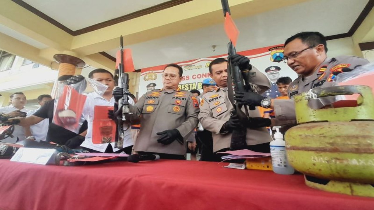Kapolresta Banyuwangi Kombespol Deddy Foury Millewa menunjukkan senpi laras panjang ilegal saat konferensi pers. Rabu (29/3/2023) ANTARA/HO-ist