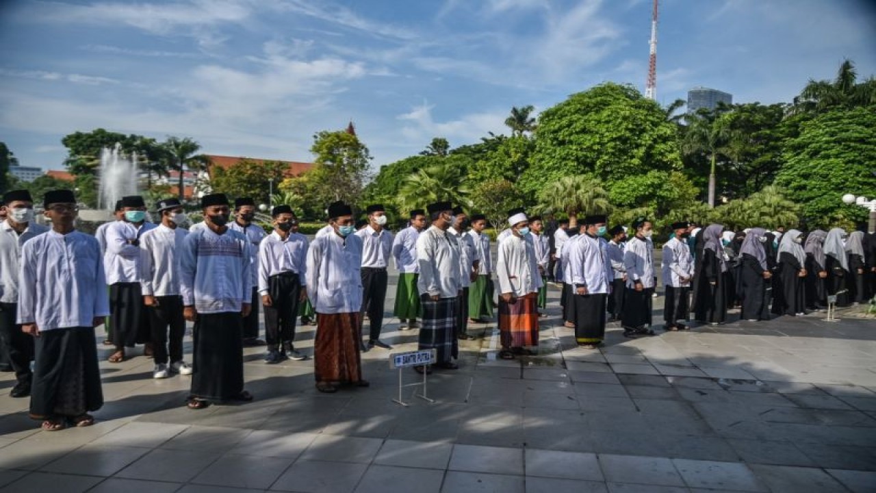 Foto Arsip - Sejumlah santri dan santriwati mengikuti upacara Hari Santri Nasional 2022 di halaman Balai Kota Surabaya, Sabtu (22/10/2022). (ANTARA/HO-Diskominfo Surabaya)