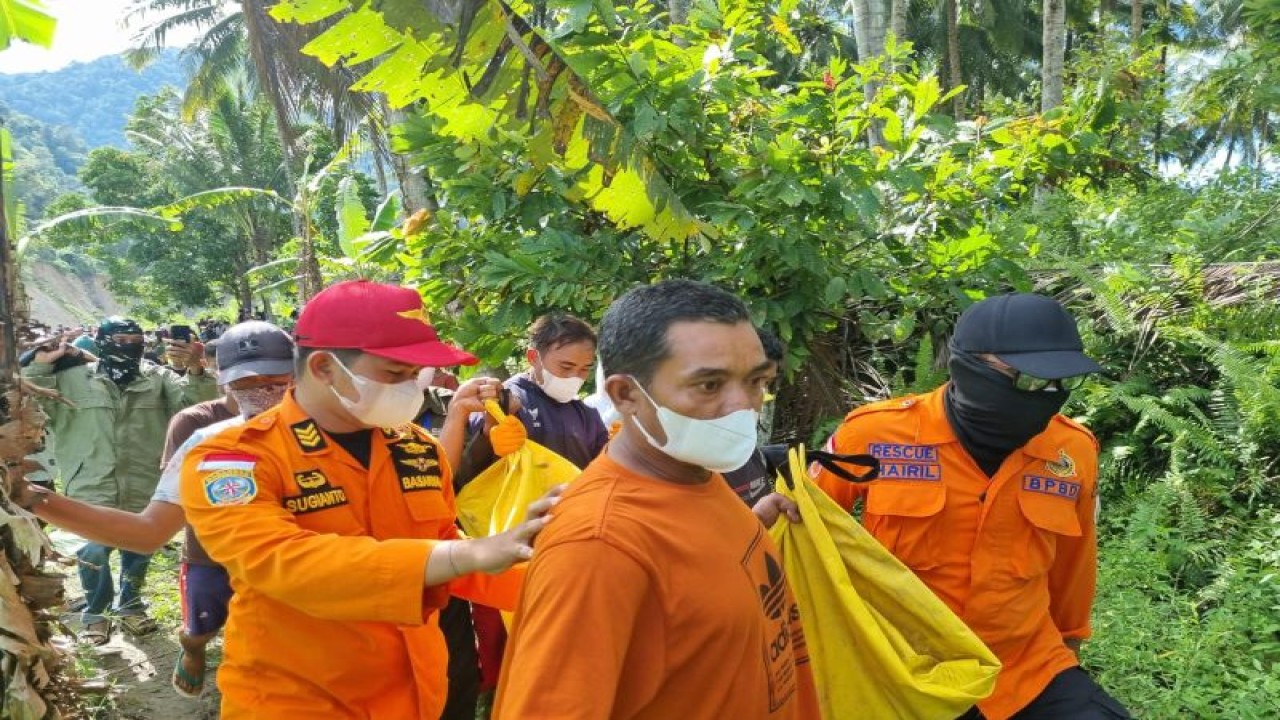 Tim SAR gabungan mengevakuasi salah satu jenazah korban hanyut di Sungai Kura-kura Desa Kapiroe, Kabupaten Sigi, Sulawesi Tengah pada Selasa, 28/3/2023. (ANTARA/HO-Basarnas Palu)