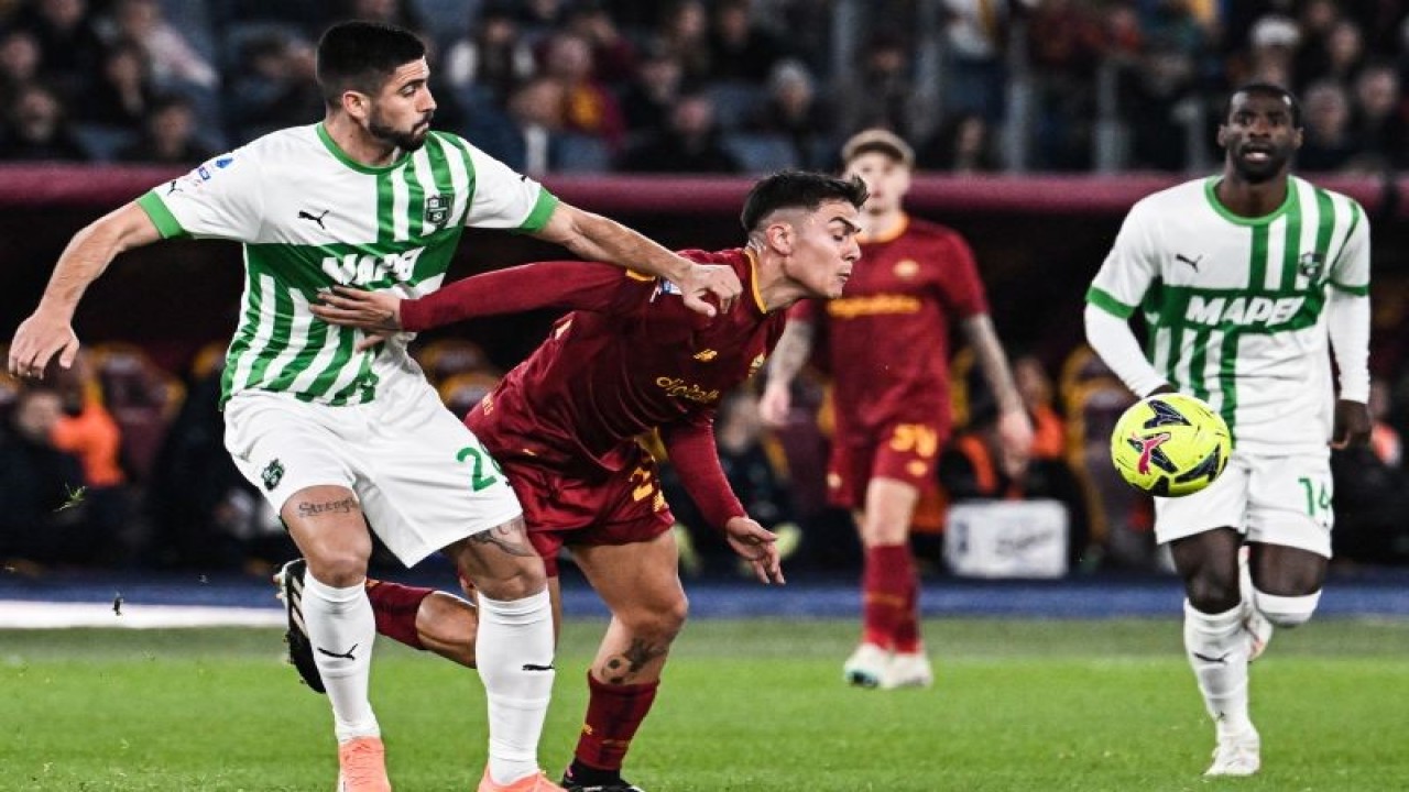 Bek Sassuolo Martin Erlic (kiri) dan penyerang AS Roma Paulo Dybala berduel memperebutkan bola pada pertandingan Liga Italia yang dimainkan di Stadion Olimpico, Roma, Senin (13/3/2023). (ANTARA/AFP/TIZIANA FABI)