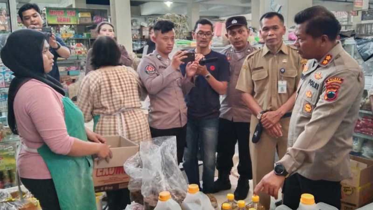 Tim Satgas Pangan Kabupaten Temanggung memantau stok pangan di pasar tradisional. ANTARA/Heru Suyitno