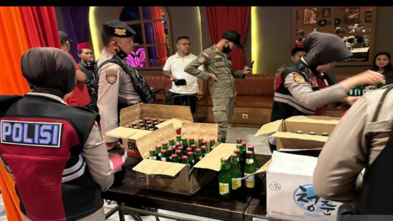 Satgas gabungan melakukan Operasi Pekat 1 Musi 2023 di tempat hiburan dan kafe di Palembang. ANTARA/Yudi Abdullah/23.