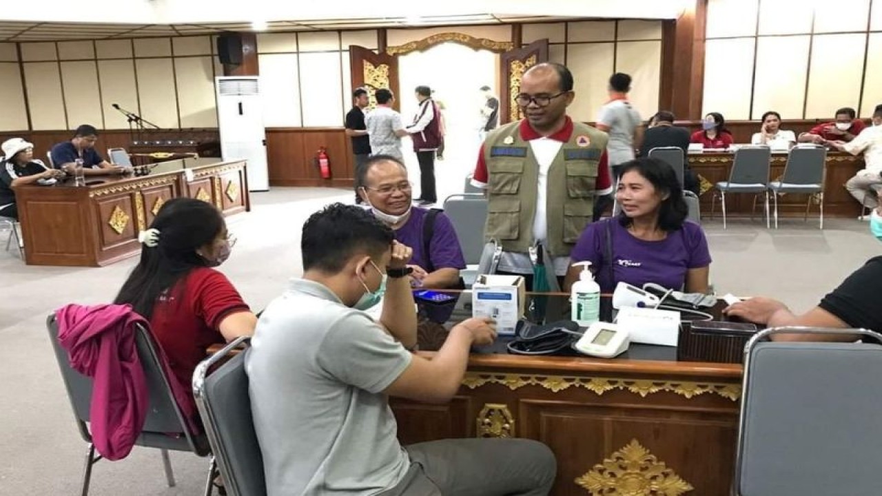 Sekretaris Satgas COVID-19 Provinsi Bali I Made Rentin saat meninjau pelaksanaan vaksinasi booster kedua bagi pelaku pariwisata di Denpasar belum lama ini. ANTARA/HO-BPBD Bali.