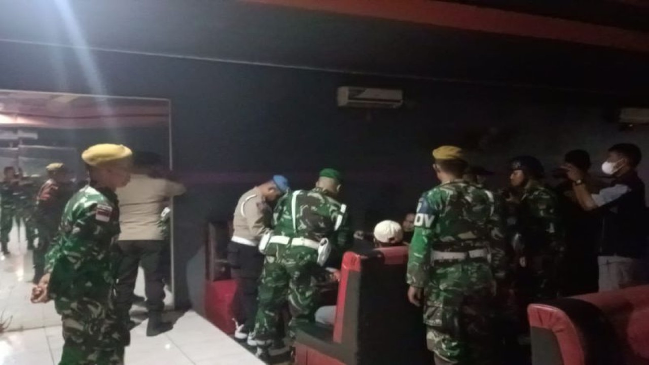 Satgas Pamrahwan Maluku Utara (Malut) Yonarhanud 3/Yby bersama Polres Halmahera Utara menggelar patroli gabungan untuk memberi suasana kamtibmas aman dan kondusif di daerah tersebut. ANTARA/Abdul Fatah