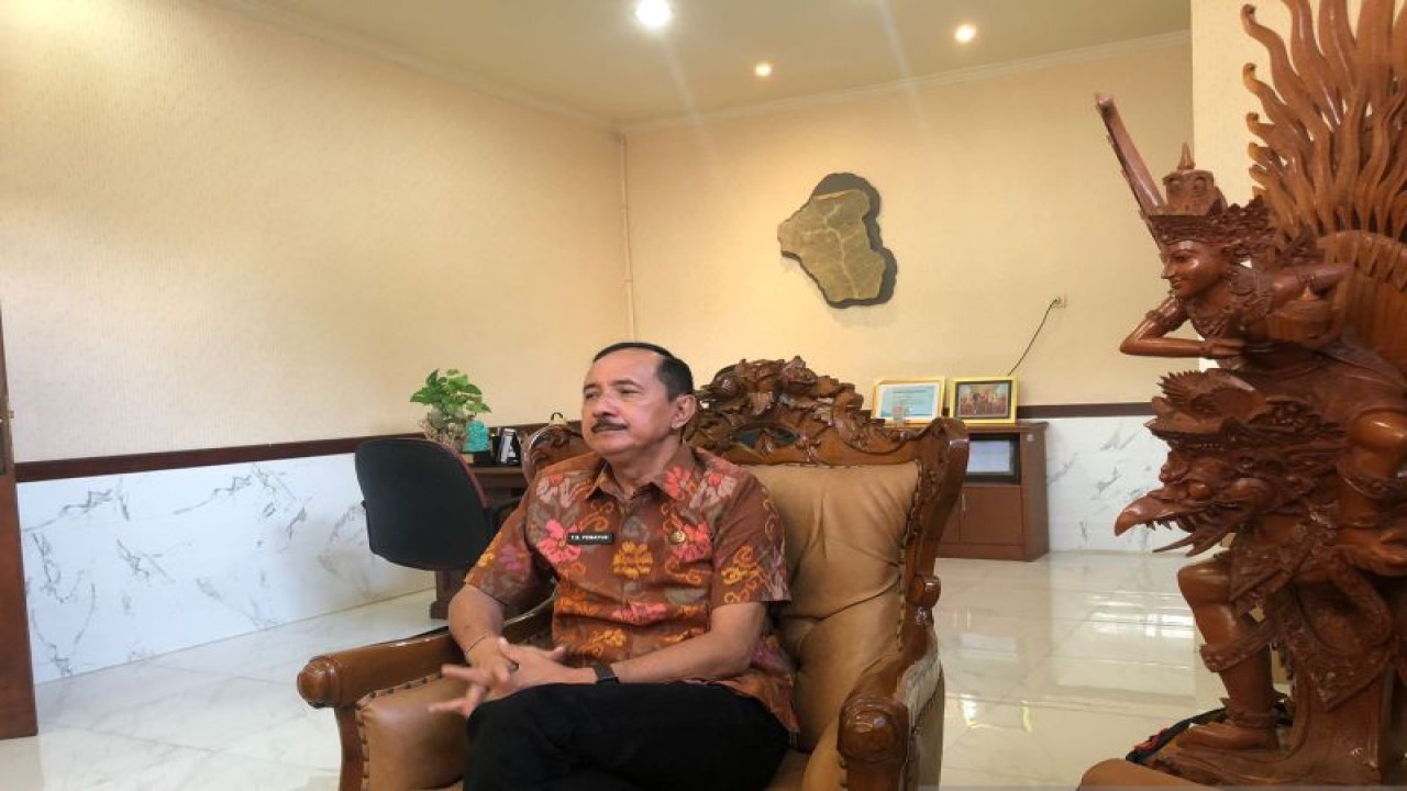Kepala Dinas Pariwisata Bali Tjok Bagus Pemayun saat diwawancara soal satgas pariwisata di Denpasar, Senin (20/3/2023). ANTARA/Ni Putu Putri Muliantari
