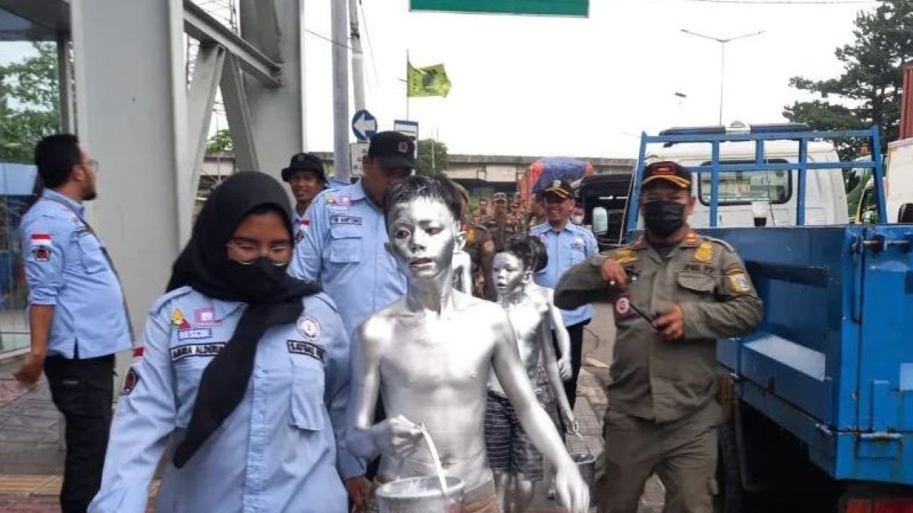 Sudinsos Jakarta Barat dan Satpol PP Jakarta Barat menindak manusia perak (silver) di kawasan Tambora, Jakarta Barat, Kamis (9/3/2023). ANTARA / Ho-Satpol PP Jakarta Barat