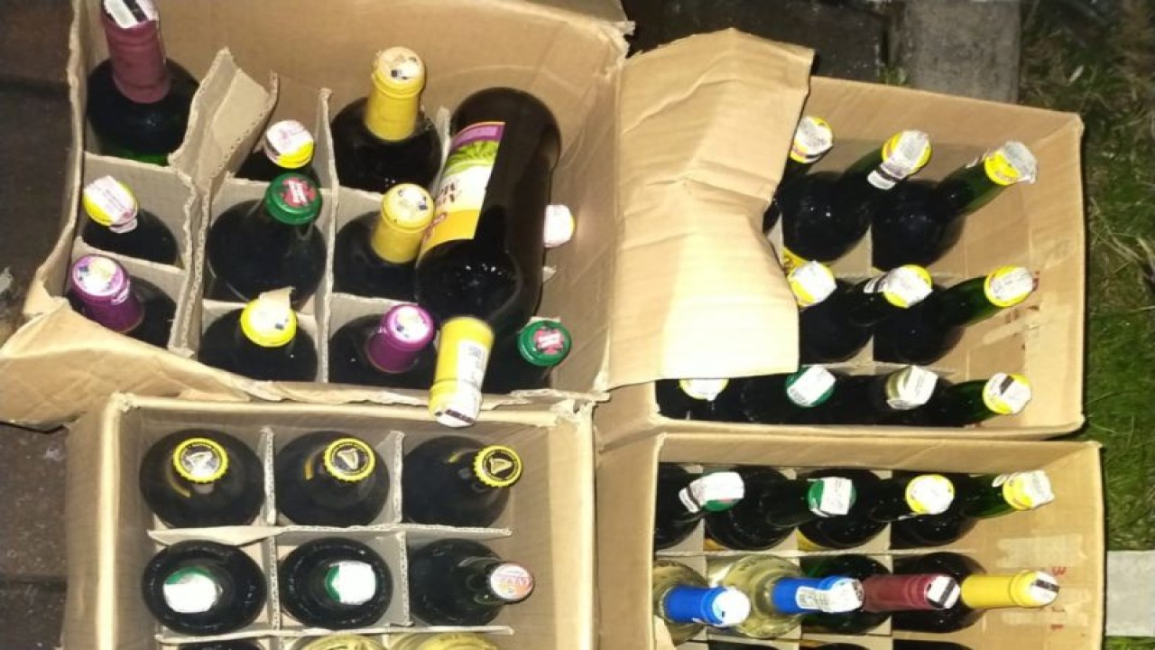 Puluhan botol miras yang disita Satpol PP Jakarta Barat, Rabu (15/3/2023). ANTARA / HO-Satpol PP Jakarta Barat