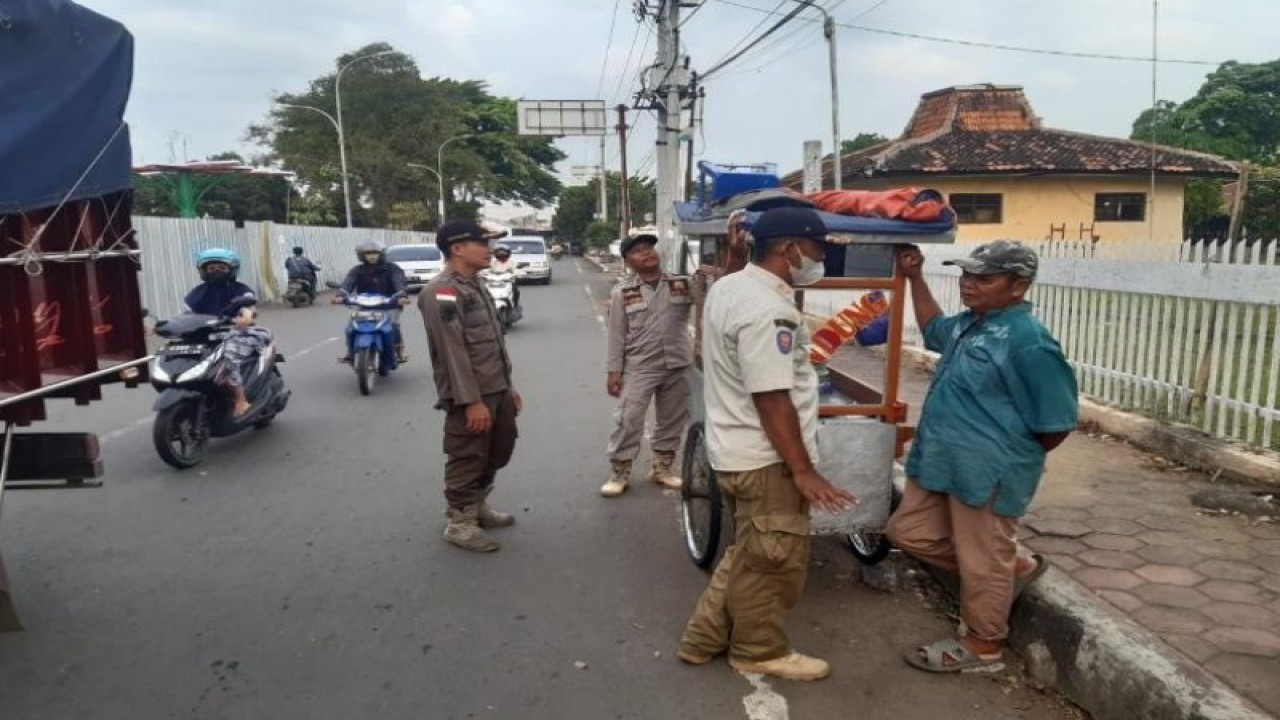 Petugas Satpol PP Kota Pekalongan bersama TNI dan Polri sedang melakukan penertiban pedagang kaki lima yang berjualan di lokasi Alu-Alun Kota Pekalongan, Senin (27/3/2023). ANTARA/HO-Humas Kota Pekalongan