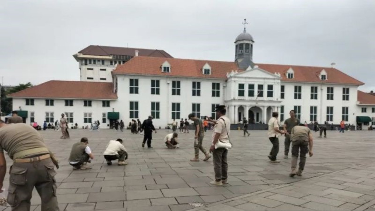 Satpol PP Jakarta Barat saat membersihkan Kawasan Kota Tua ANTARA / Walda