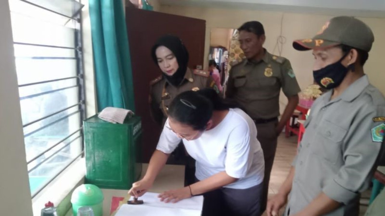 Tim Satpol-PP Pamekasan meminta pemilik warung membuat pernyataan bahwa yang bersangkutan tidak akan mengulangi perbuatannya, berjualan di siang hari saat Ramadhan. (Abd. Aziz)