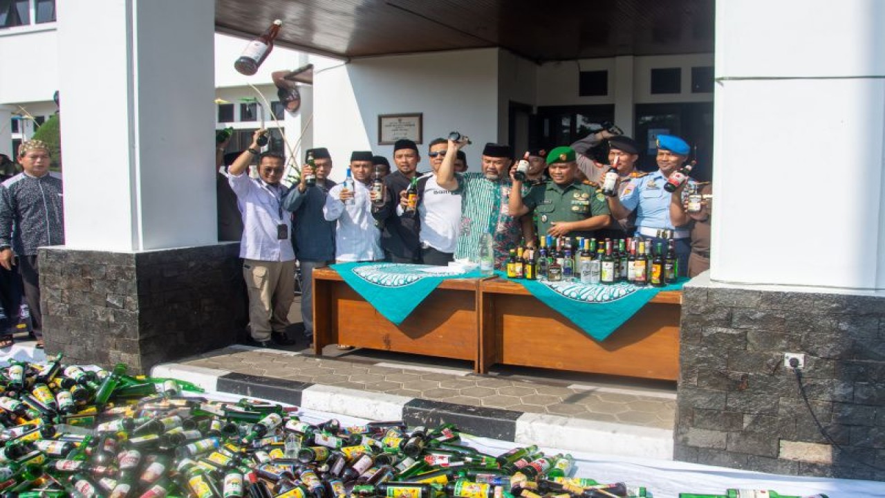Sejumlah unsur pimpinan daerah dan tokoh masyarakat memusnahkan minuman keras di Balai Kota Tasikmalaya, Jawa Barat. ANTARA/HO-Diskominfo Kota Tasikmalaya.