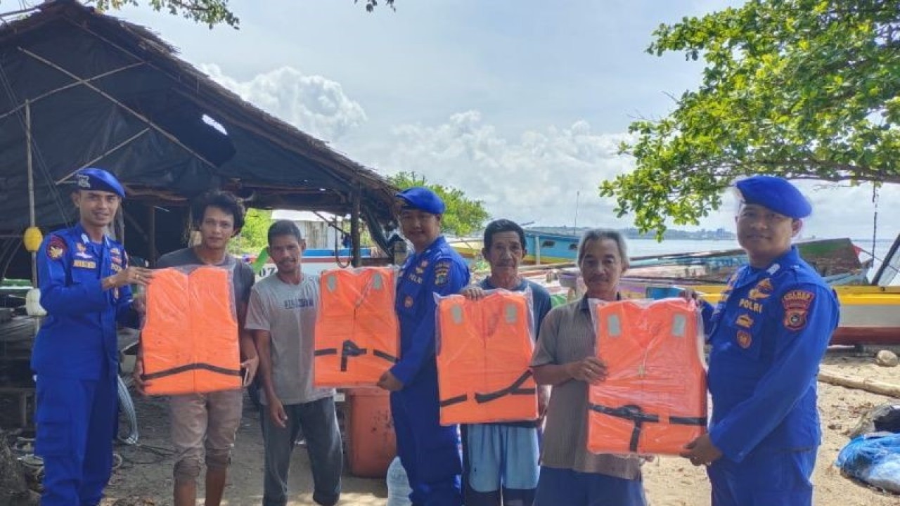 Satpolair Polres Bangka Barat menyalurkan bantuan jaket pelampung untuk kelompok nelayan Cinta Damai di Kecamatan Mentok. (ANTARA/ Donatus Dasapurna