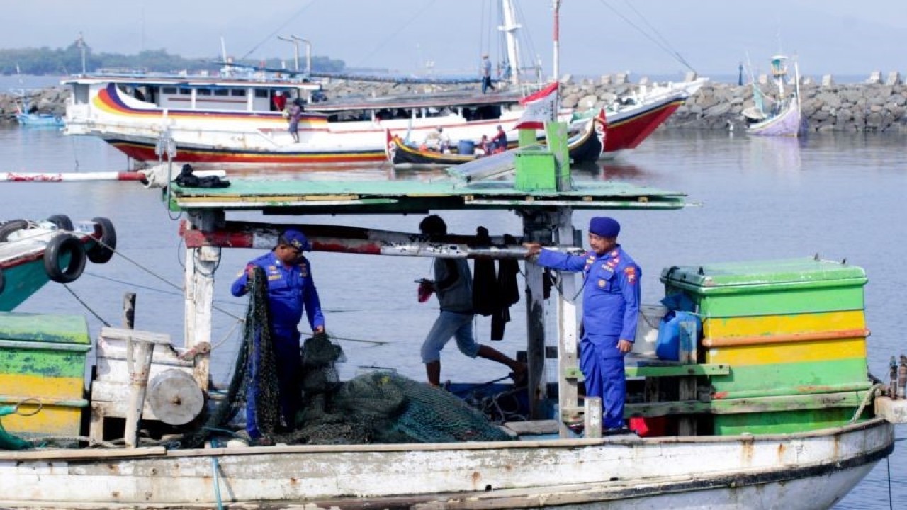 Kasat Polairud Polres Situbondo AKP M Hasanuddin (kanan) bersama anggotanya cek alat tangkap cantrang perahu gardan di Pelabuhan Kalbut Situbondo. Senin (6/3/2023) ANTARA/Novi Husdinariyanto