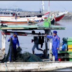 Satpolairud Situbondo tangkap perahu nelayan gunakan "cantrang"-1678083087