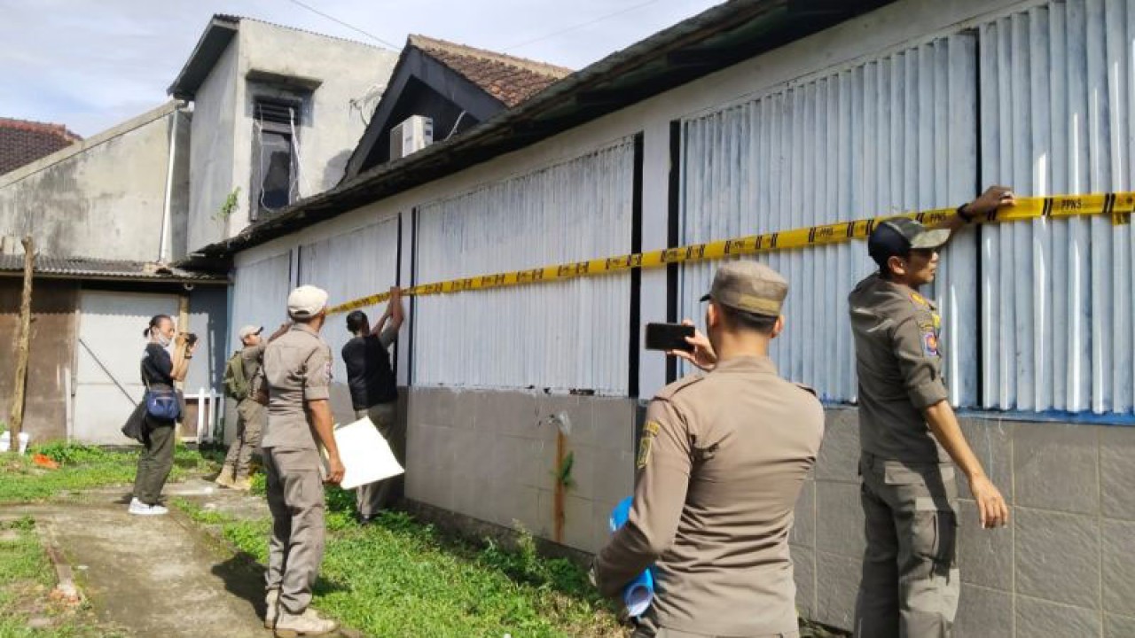 Anggota Satpol PP menyegel tempat karaoke yang berlokasi di Jalan Raya Puncak, Kecamatan Megamendung, Kabupaten Bogor, Jawa Barat. (ANTARA/HO-Satpol PP Kabupaten Bogor)