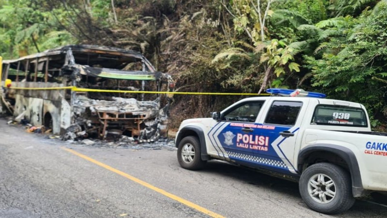 Satu unit bus penumpang jurusan Jakarta-Medan terbakar di jalan lintas Bukittinggi-Medan di Palupuah.