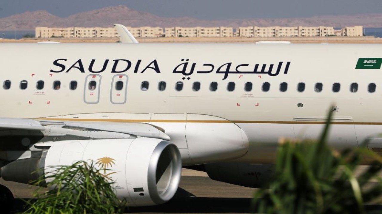 Foto Dokumen: Pesawat Saudi Arabian Airlines, terlihat di bandara resor Laut Merah Sharm el-Sheikh, Mesir, 9 Agustus 2021. ANTARA/REUTERS/Mohamed Abd El Ghany