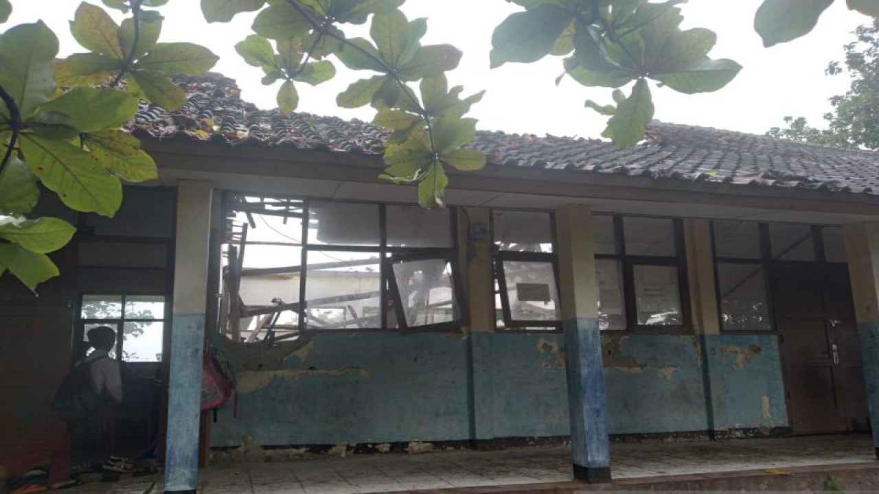 Kondisi ruang kelas III SDN Gununbiru yang berada di Kampung Cimapag, Desa Loji, Kecamatan Simpenan, Kabupaten Sukabumi, Jabar yang ambruk akibat terdampak gempa M4,0 yang berpusat di Kabupaten Sukabumi pada Selasa (28/2/2023) sekitar pukul 20.11 WIB. ANTARA/Aditya Rohman